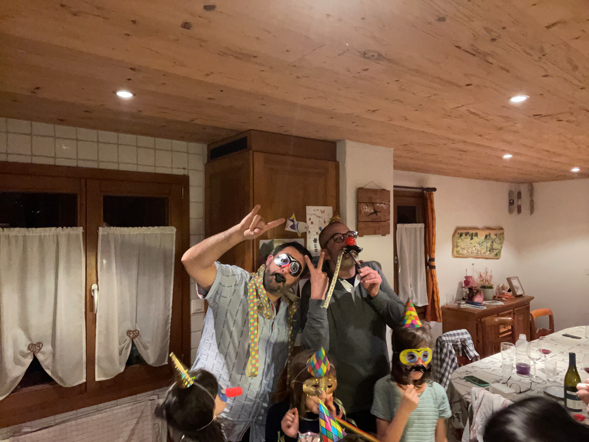 Soirée déguisée en famille dans la salle à manger
