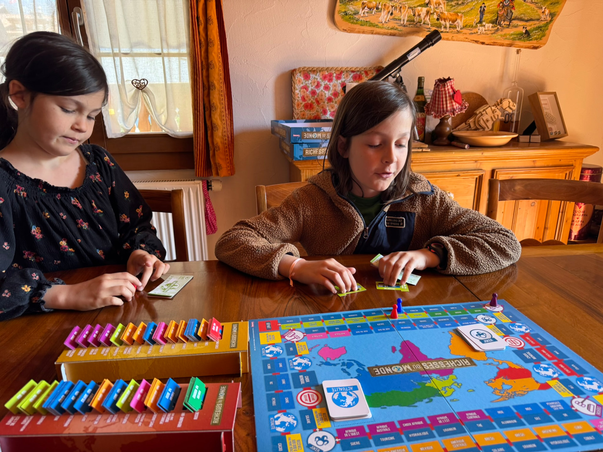 Après-midi jeux de société autour de la grande table